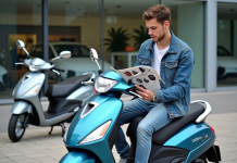 Jeune homme examine brochure scooter 50cc Dax en extérieur