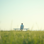 Personne assise paisiblement sur un banc blanc dans un champ