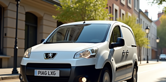 Voiture Peugeot Partner Tepee automatique en stationnement urbain ensoleille